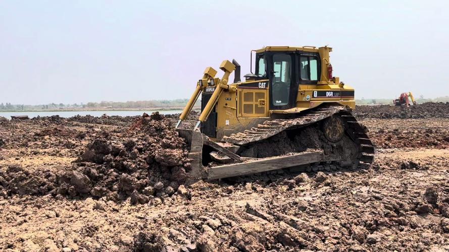 卡特彼勒D6R LGP推土机在泰国工地的施工实录——与渣土机的协同作业