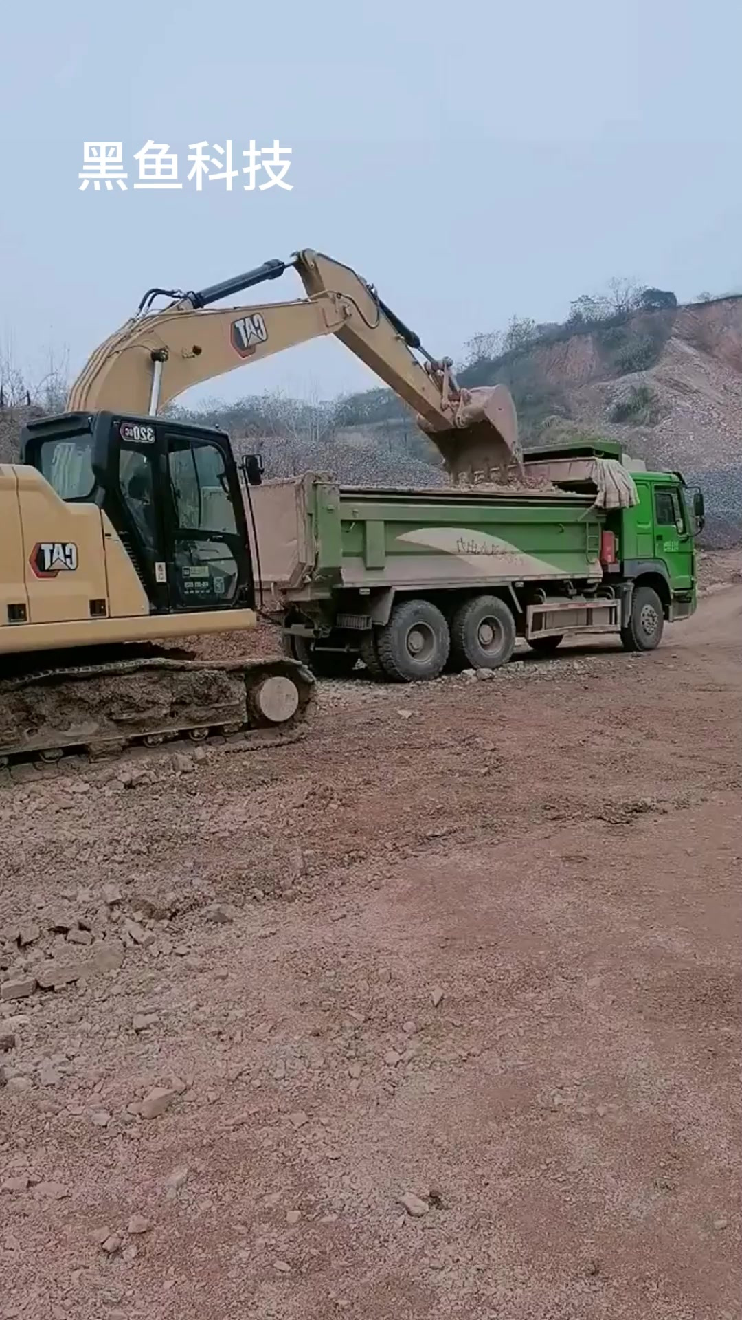 卡特320GC装车实录 渣土车与挖机的完美配合